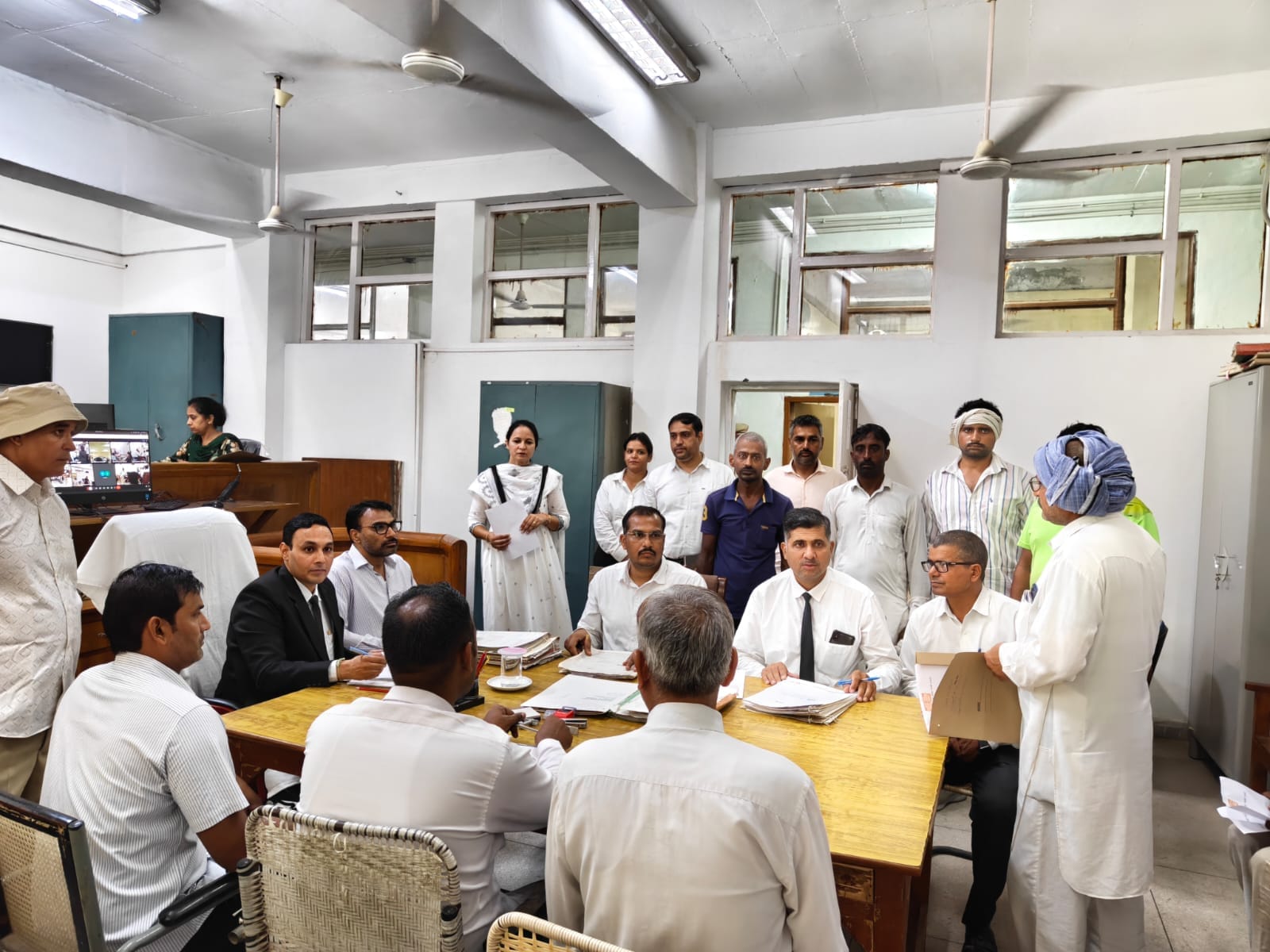 लोक अदालत में मामलों का निपटान करवाते हुए अधिरकारी। विज्ञप्ति