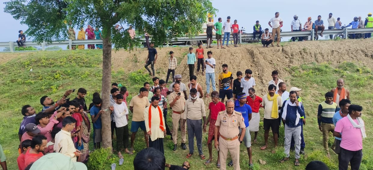 Youth's body found hanging from tree; murder suspected.