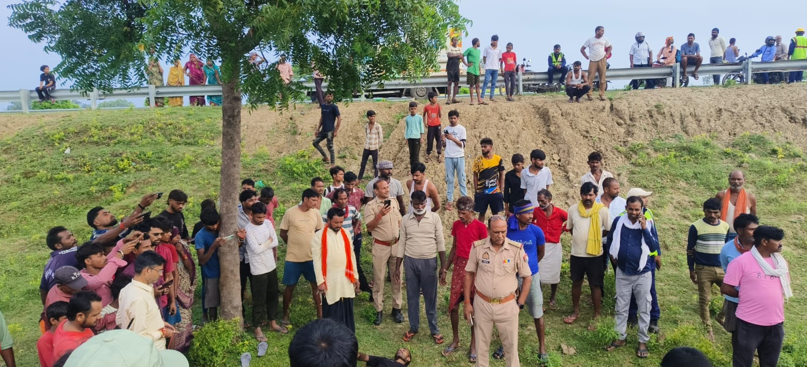 लालगोपालगंज- दिल्ली नेष्नल हाईवे के बगल युवक के फंसी पर लटकने की सूचना पर जुटी भीड़