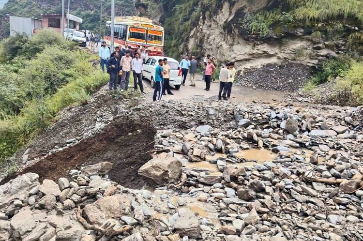 Traffic remained suspended for ten hours on the Larji-Sainj road.