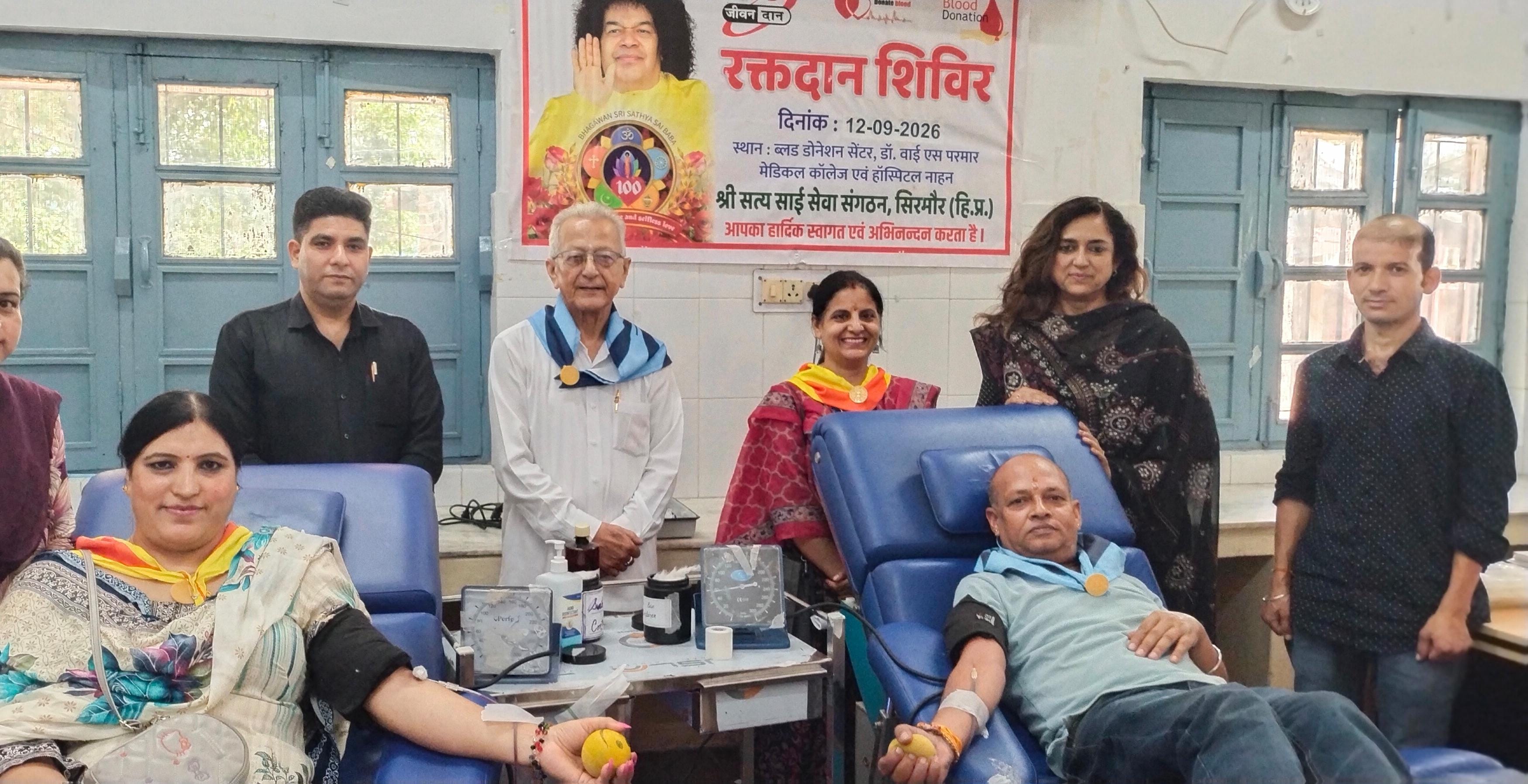 मेडिकल कॉलेज में आयोजित शिविर में रक्तदान करते श्री सत्य साईं सेवा संगठन के सदस्य। संवाद