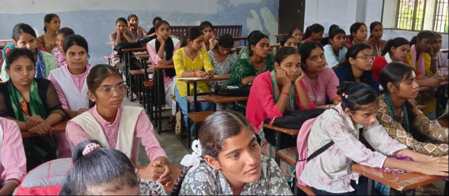  महाकवि तुलसीदास पीजी कॉलेज में गोष्ठी में उपस्थित छात्राएं। संवाद