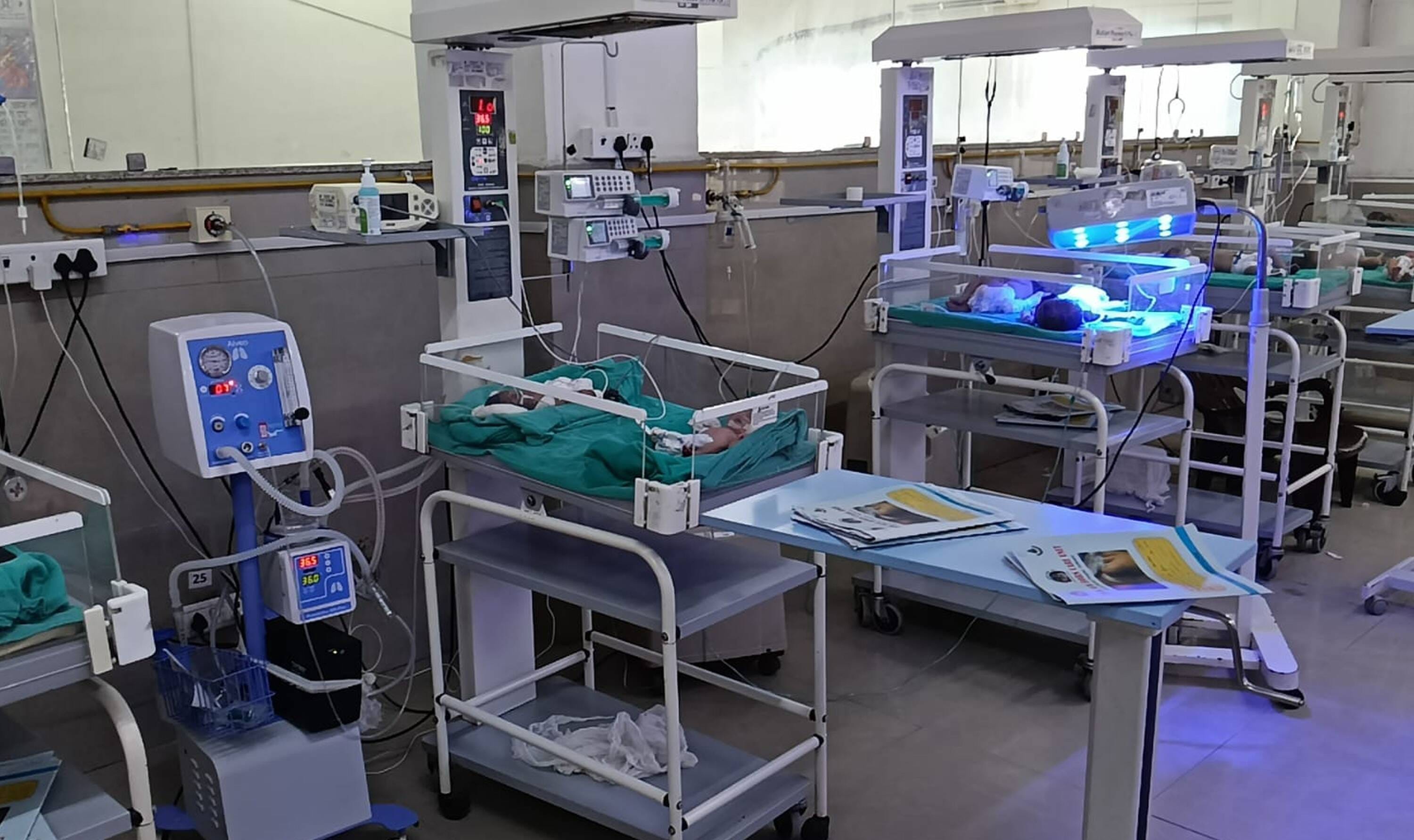  महिला अस्पताल के एसएनसीयू में रेडियंट वार्मर बेड के पास लगी बबल सीपीएपी मशीन। संवाद 