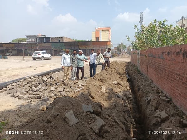 महम की अनाज मंडी में खोदी गई खाई दिखाते आती। संवाद