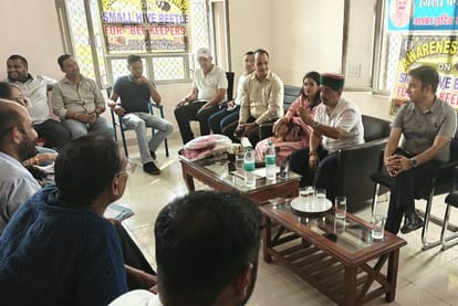 मिनी सचिवालय शाहपुर में मधुमक्खी पालकों के लिए जागरूकता शिविर की अध्यक्षता करते हुए उप मुख्य सच