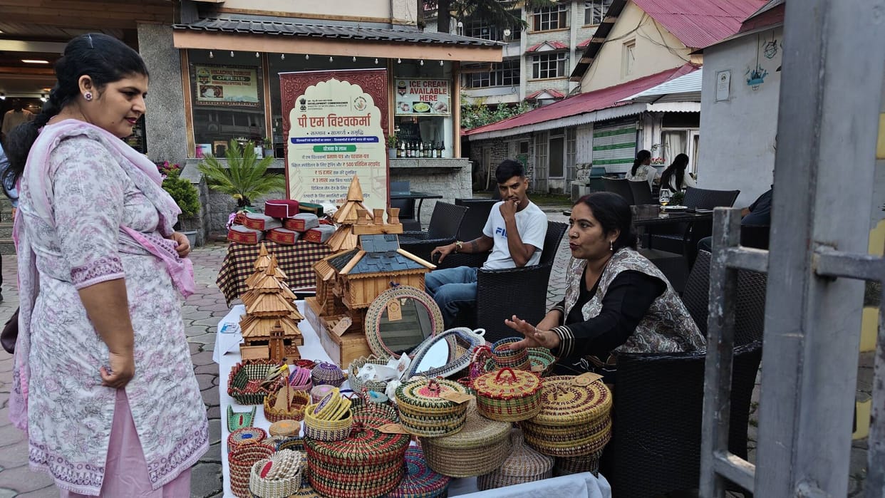 Handmade products have become the top choice for tourists.