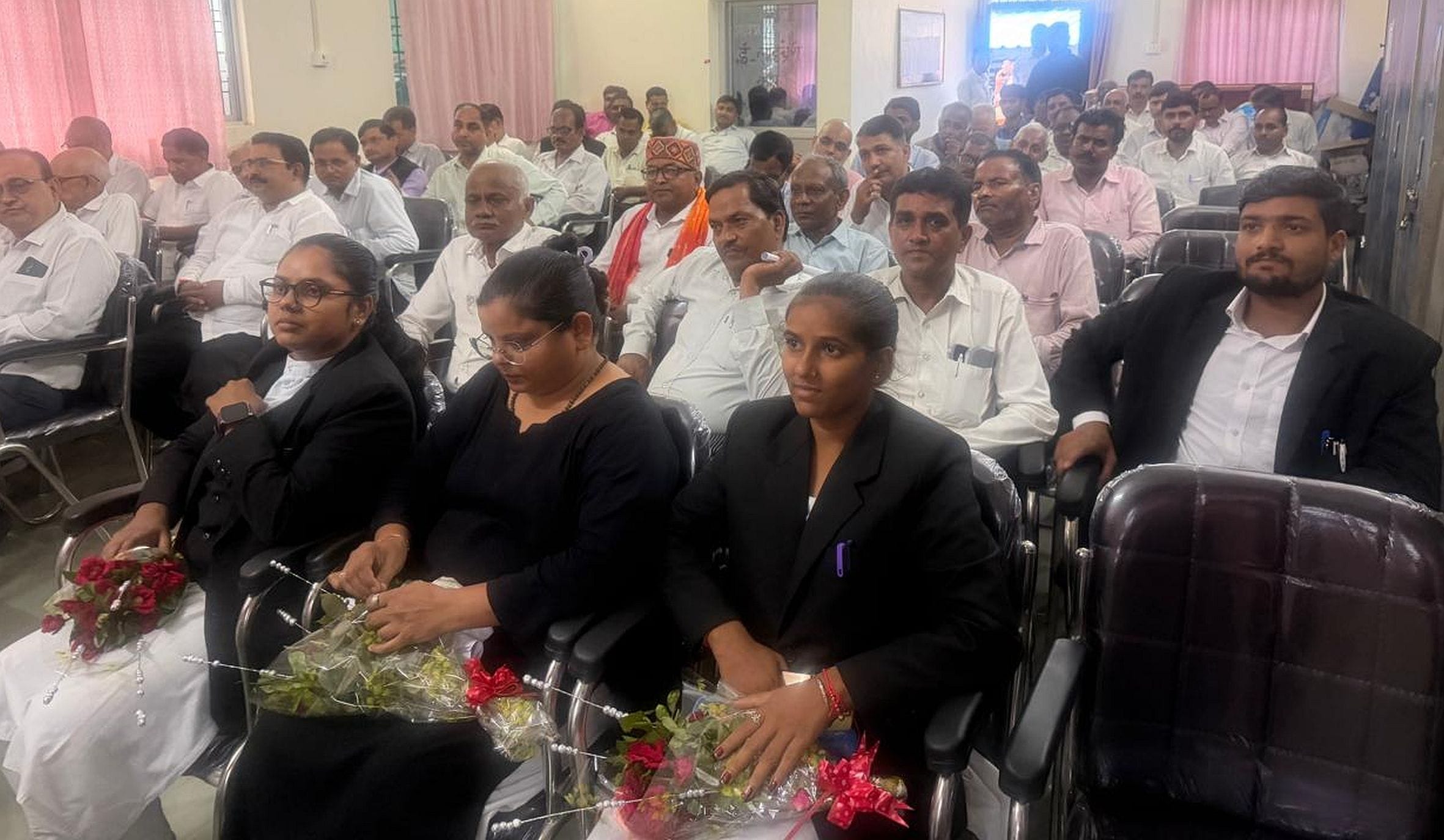  मुसाफिरखाना अधिवक्ता परिषद के स्थापना दिवस में मौजूद अतिथि व अधिवक्ता। स्रोत- अधिवक्ता परि
