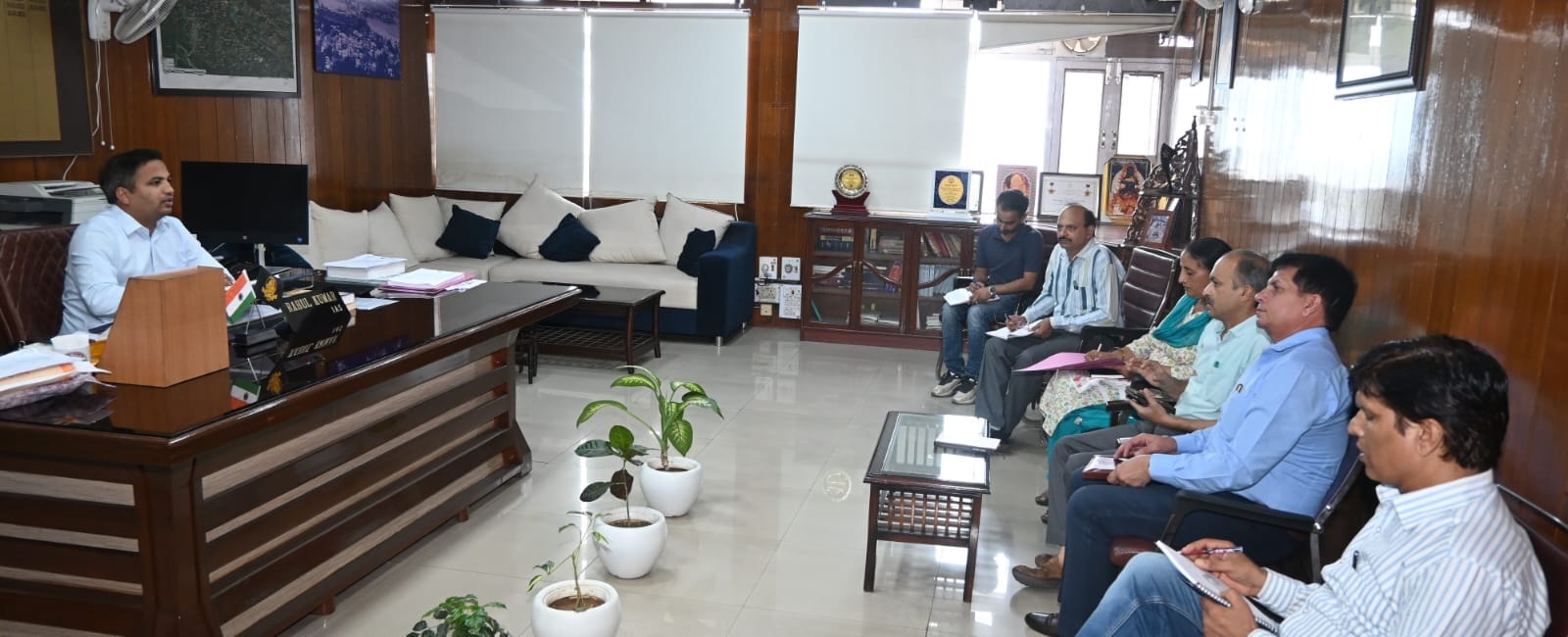 मिशन दृष्टि को लेकर उपायुक्त कार्यालय में आयोजित बैठक में मौजूद अधिकारी। स्रोत: डीपीआरओ