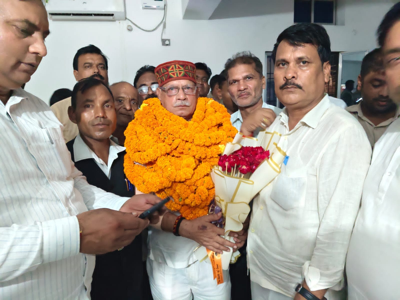 मड़ियाहूं बार एसोसिएशन के चुनाव में अध्यक्ष पद के विजयी प्रत्याशी के के सिंह। संवाद