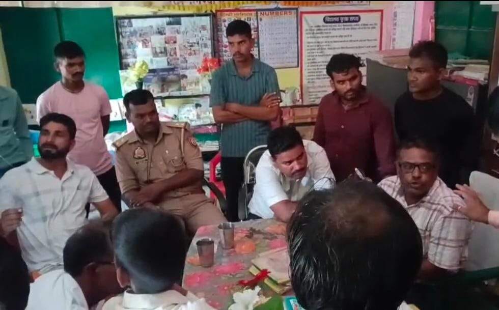 मवईकला प्राथमिक विद्यालय में प्रधानाध्यापक से वार्ता करते अभिभावक। स्रोत:-जागरूक पाठक