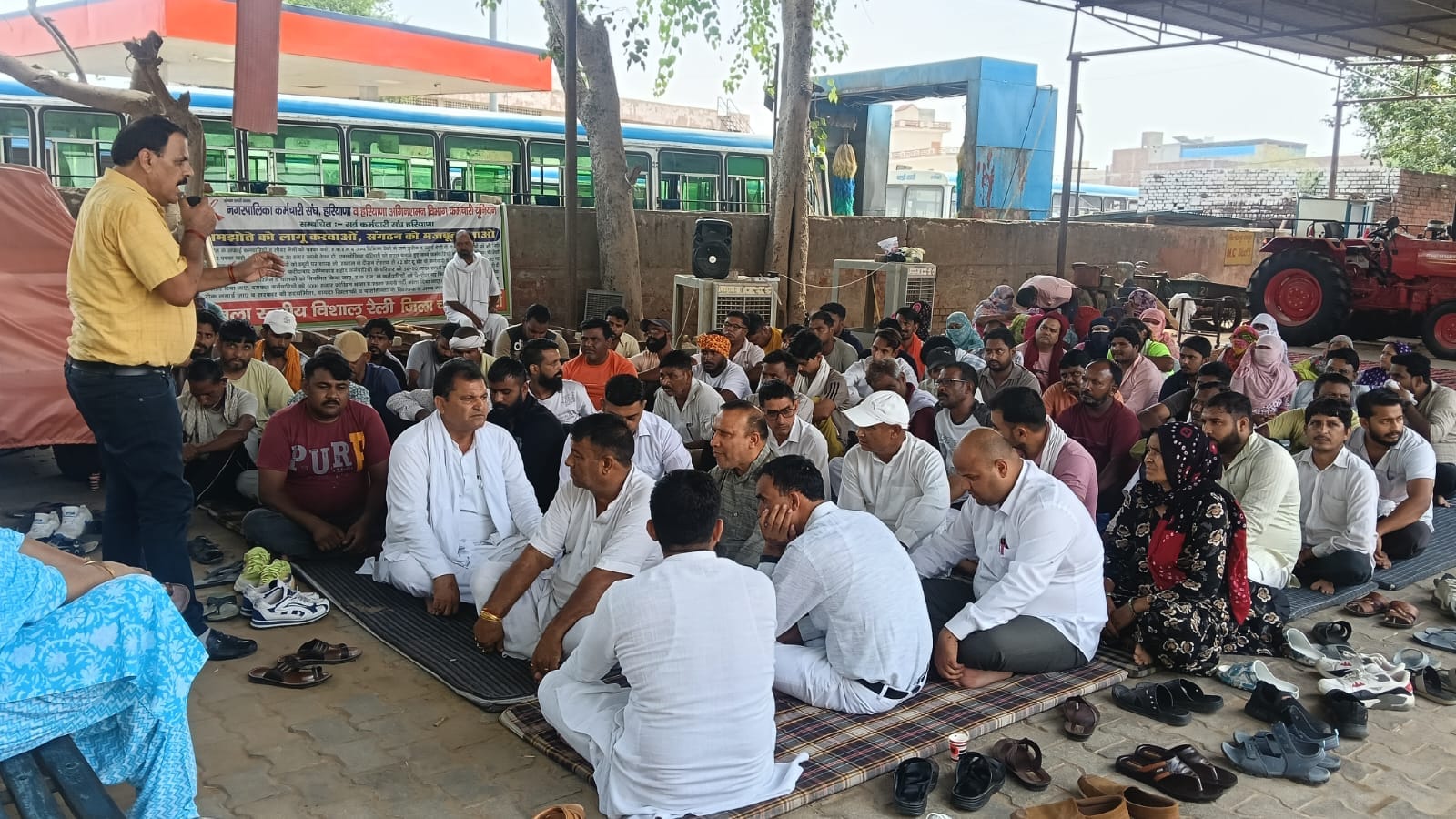 नगर परिषद कार्यालय परिसर में धरने को समर्थन देने पहुंचे पार्षद एवं अन्य पदाधिकारियों को संबोधित