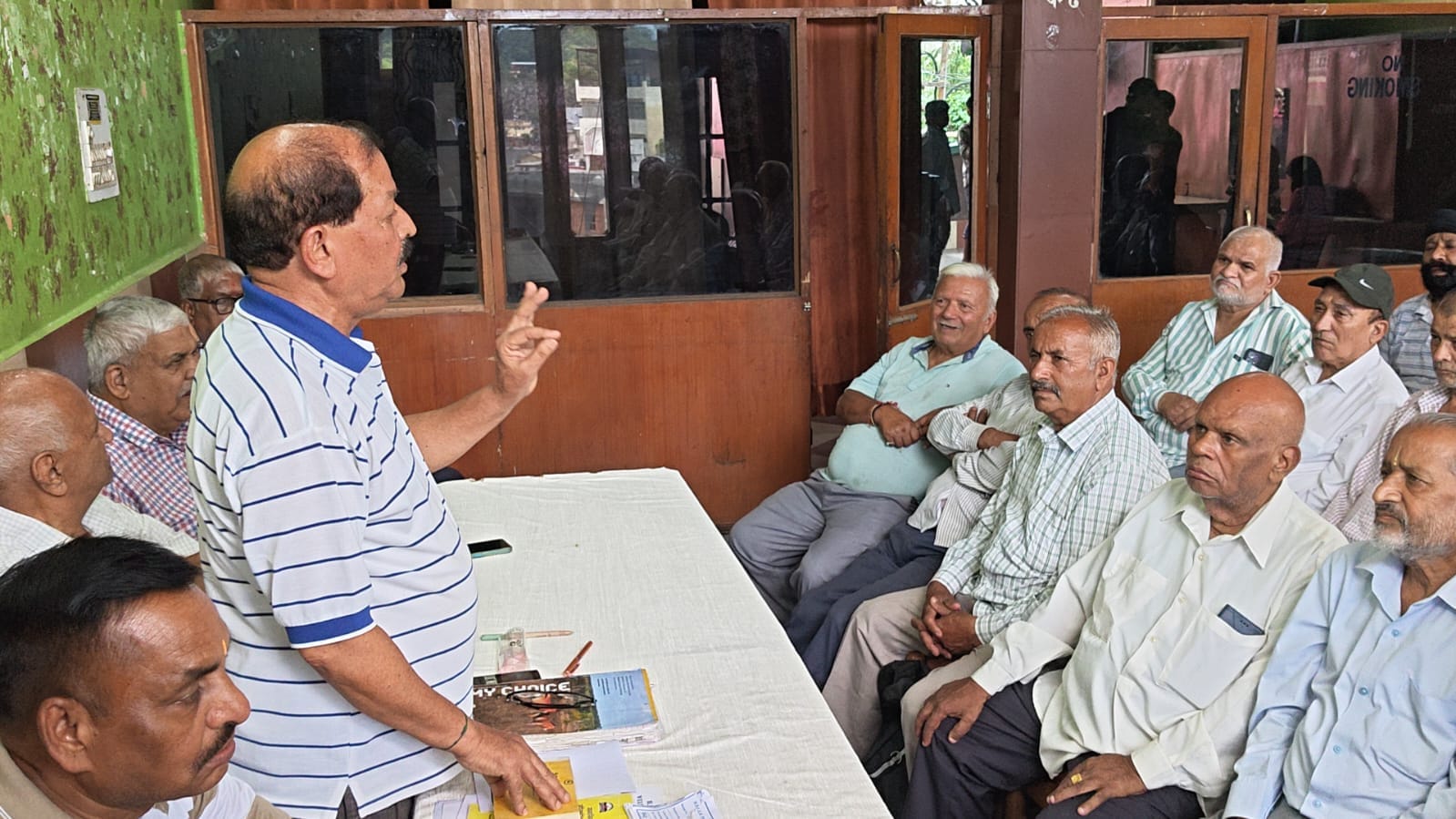 नाहन में आयोजित बैठक में संबोधित करते राज्य पेंशनर कल्याण संगठन की नाहन इकाई के महासचिव कमलेश प