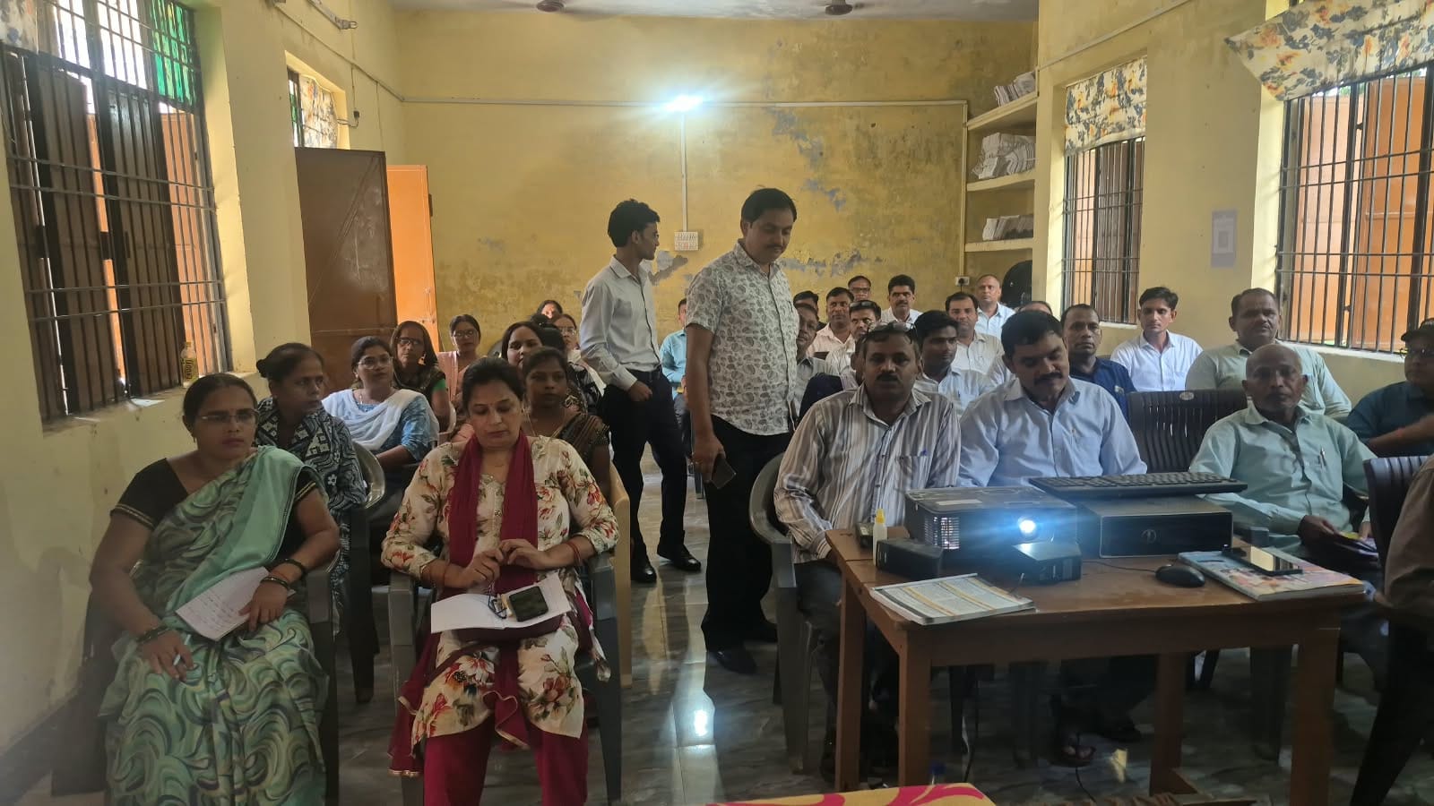 निपुण भारत मिशन के तहत बीआरसी अलीगंज में प्रशिक्षण लेते शिक्षक। संवाद