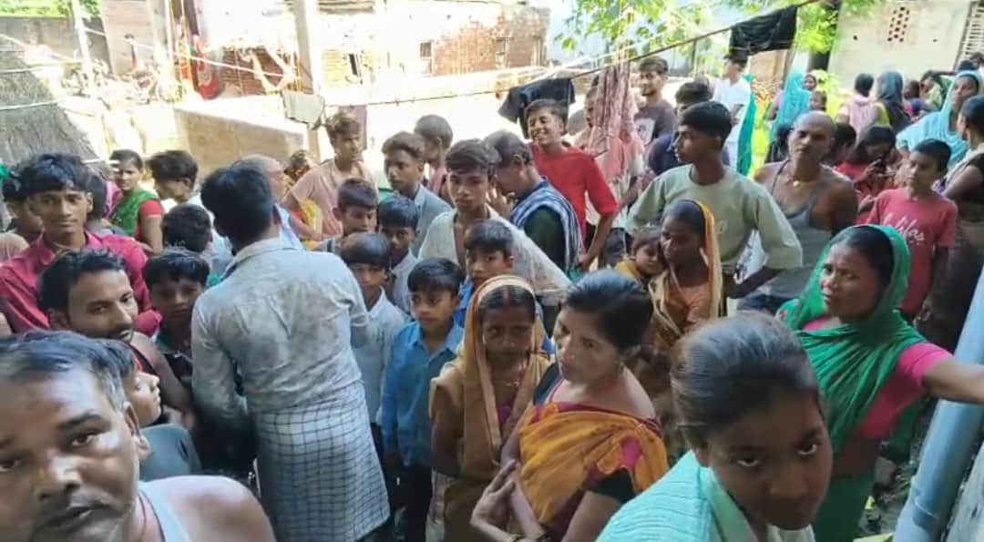 नवविवाहिता के गायब होने के बाद हंगामा करते हुए परिजन।