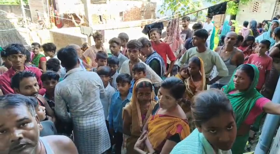 नवविवाहिता के गायब होने के बाद हंगामा करते हुए परिजन।