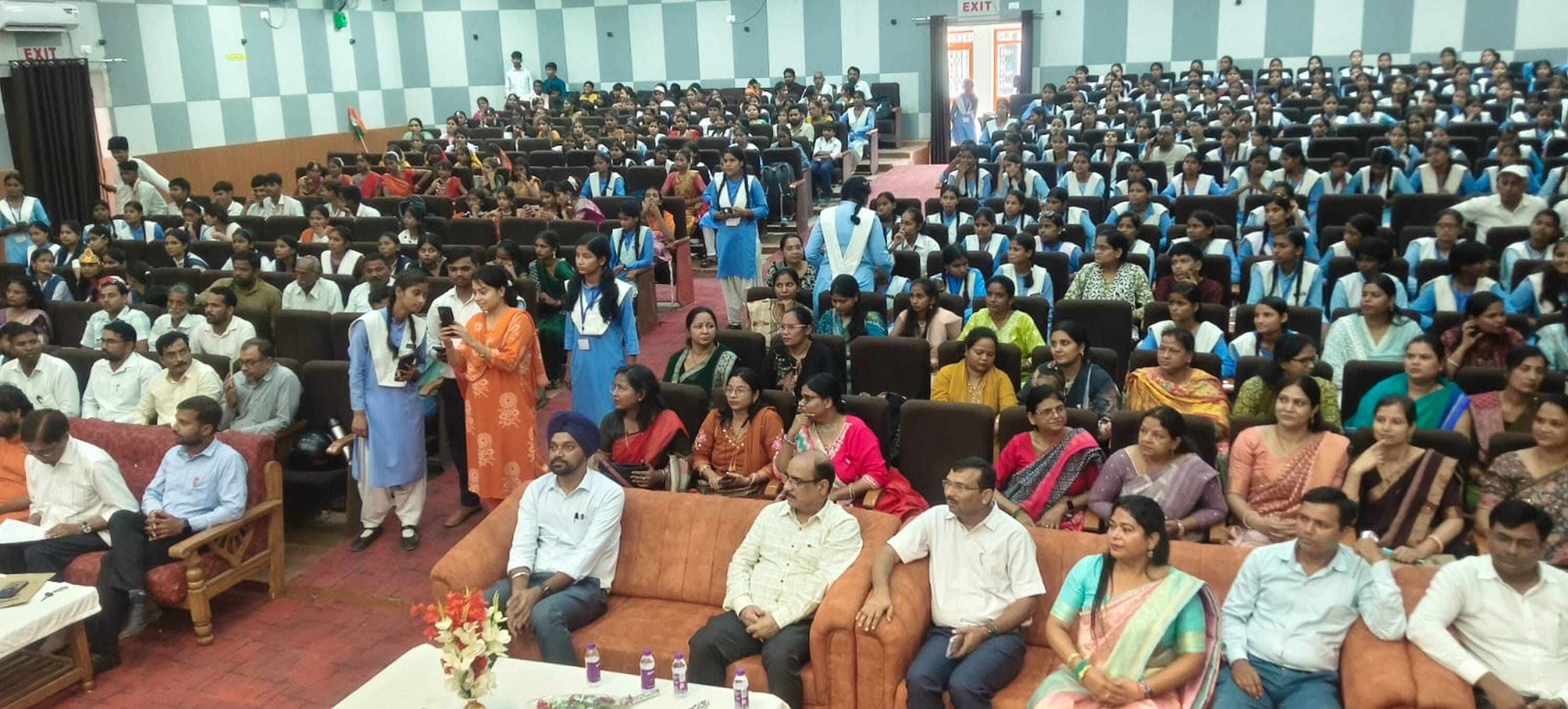  पं. राम नरेश त्रिपाठी सभागार में जिला स्तरीय कला उत्सव में मौजूद डीएम, छात्राएं व अन्य। स्रोत-
