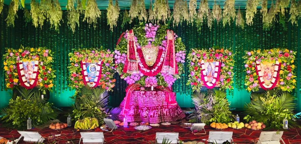 पीडीडीयू नगर के अग्रवाल सेवा संस्थान में सजी मां राणी सती की झांकी। संवाद
