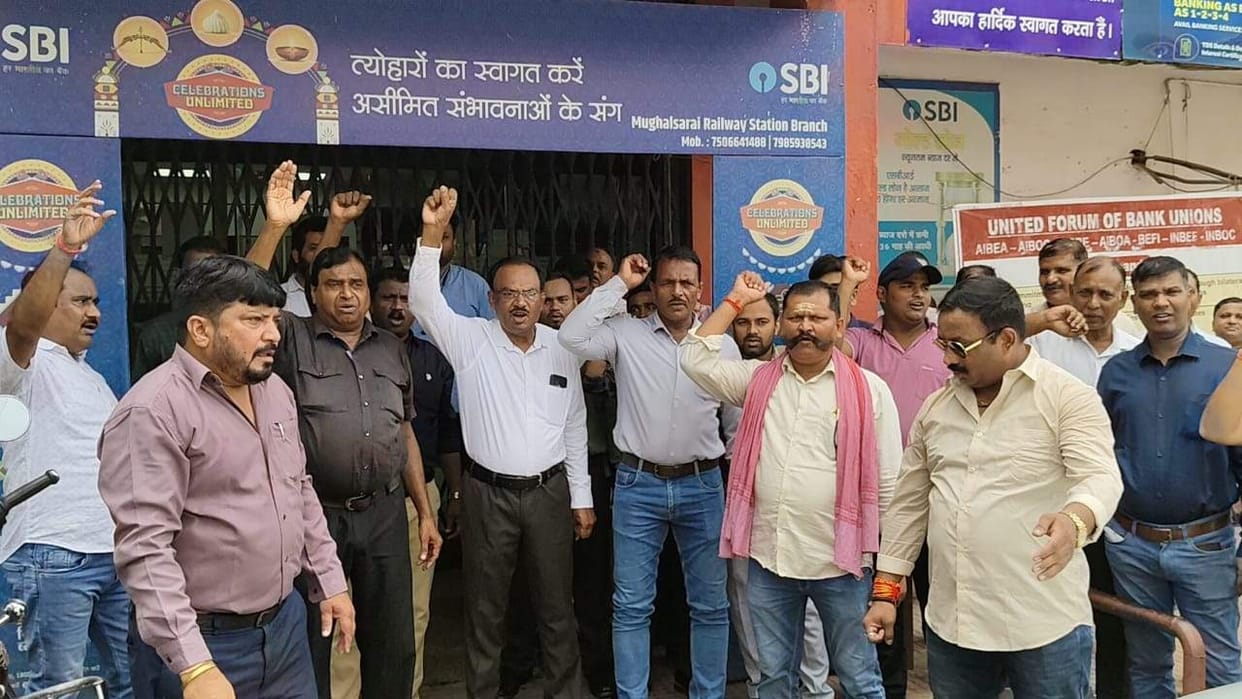 60 branches of 16 banks locked, transactions worth Rs 200 crore affected
