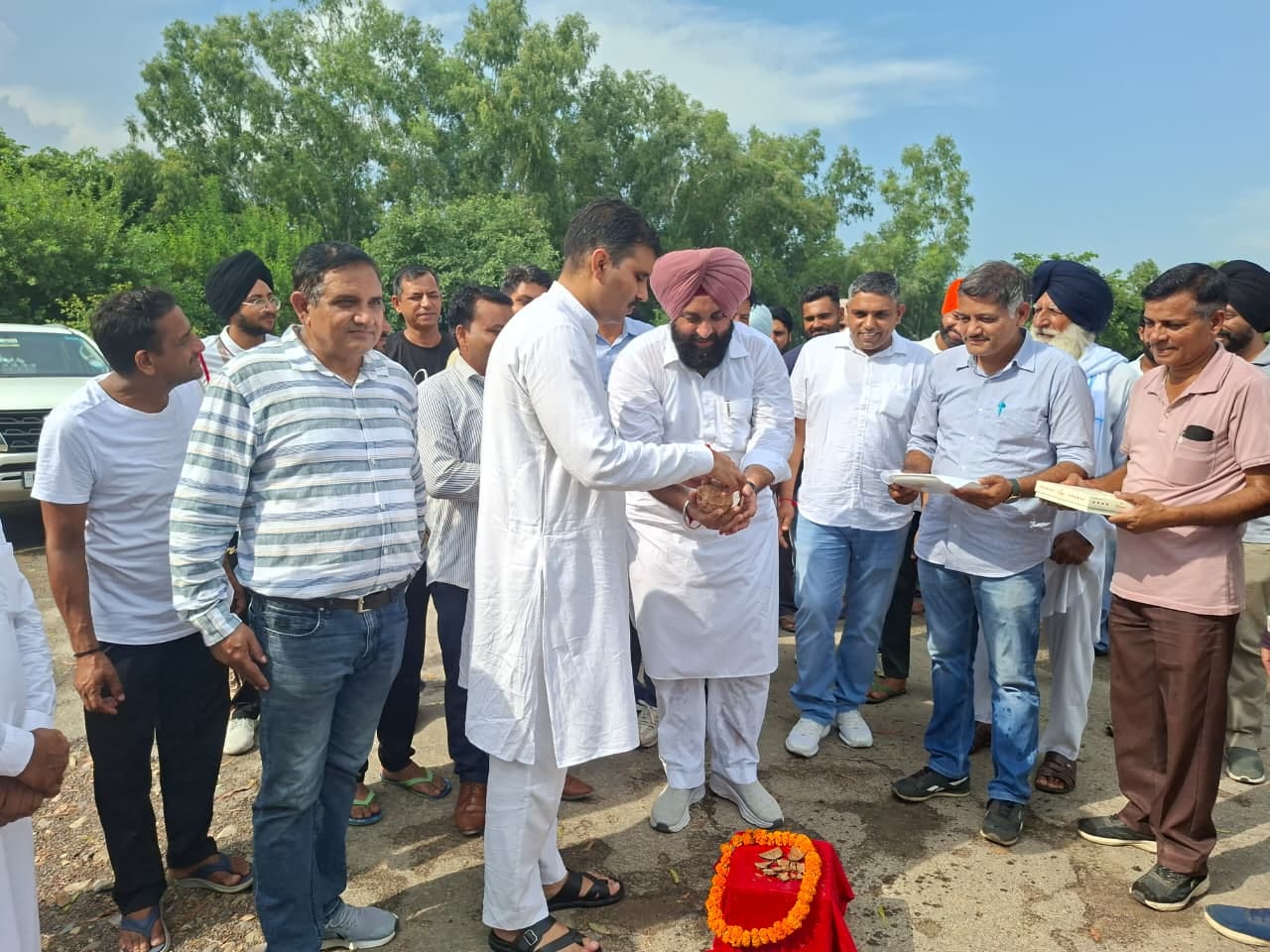 पूंडरी में विकास कार्यों का शिलान्यास करते विधायक। विज्ञप्ति