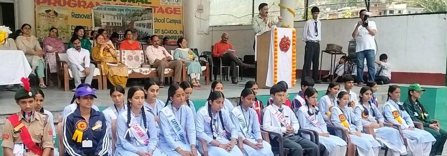पीएम श्री स्कूल रामपुर में छात्र परिषद के लिए चयनित विद्यार्थी। प्रबंधन