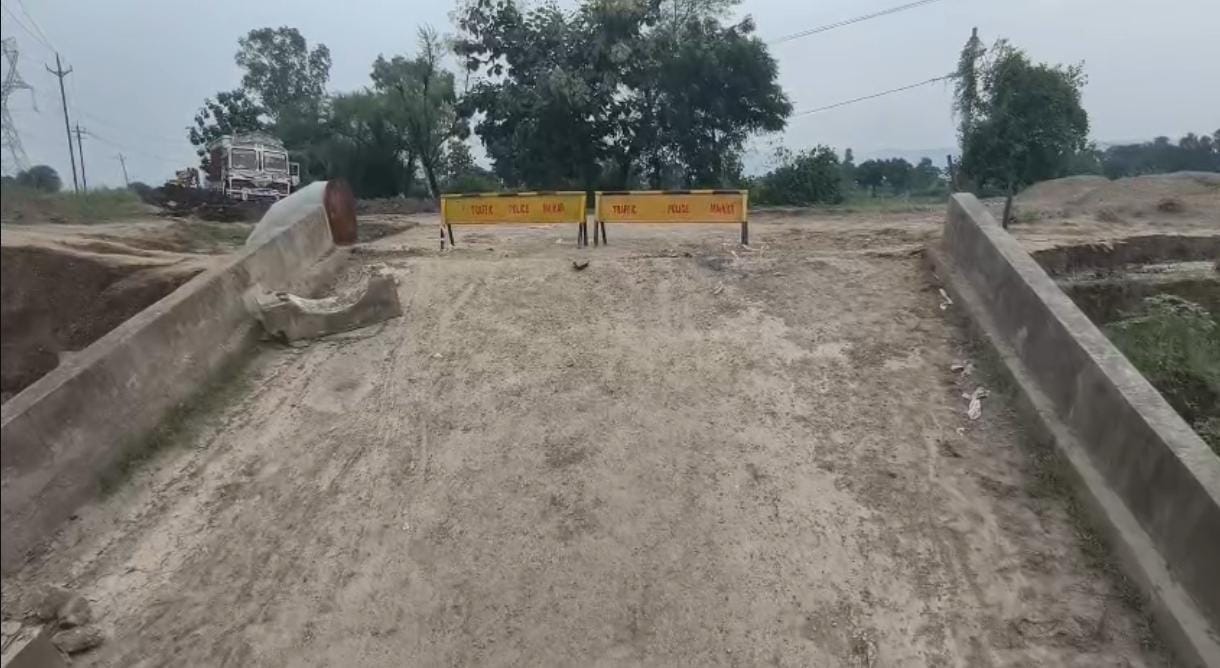 पुल हुआ क्षतिग्रस्त
