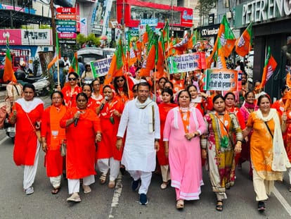 पालमपुर में त्रिलोक कपूर की अगुवाई में भाजपा महिला मोर्चा आक्रोश रैली निकालते हुए। स्त्रोत: संग