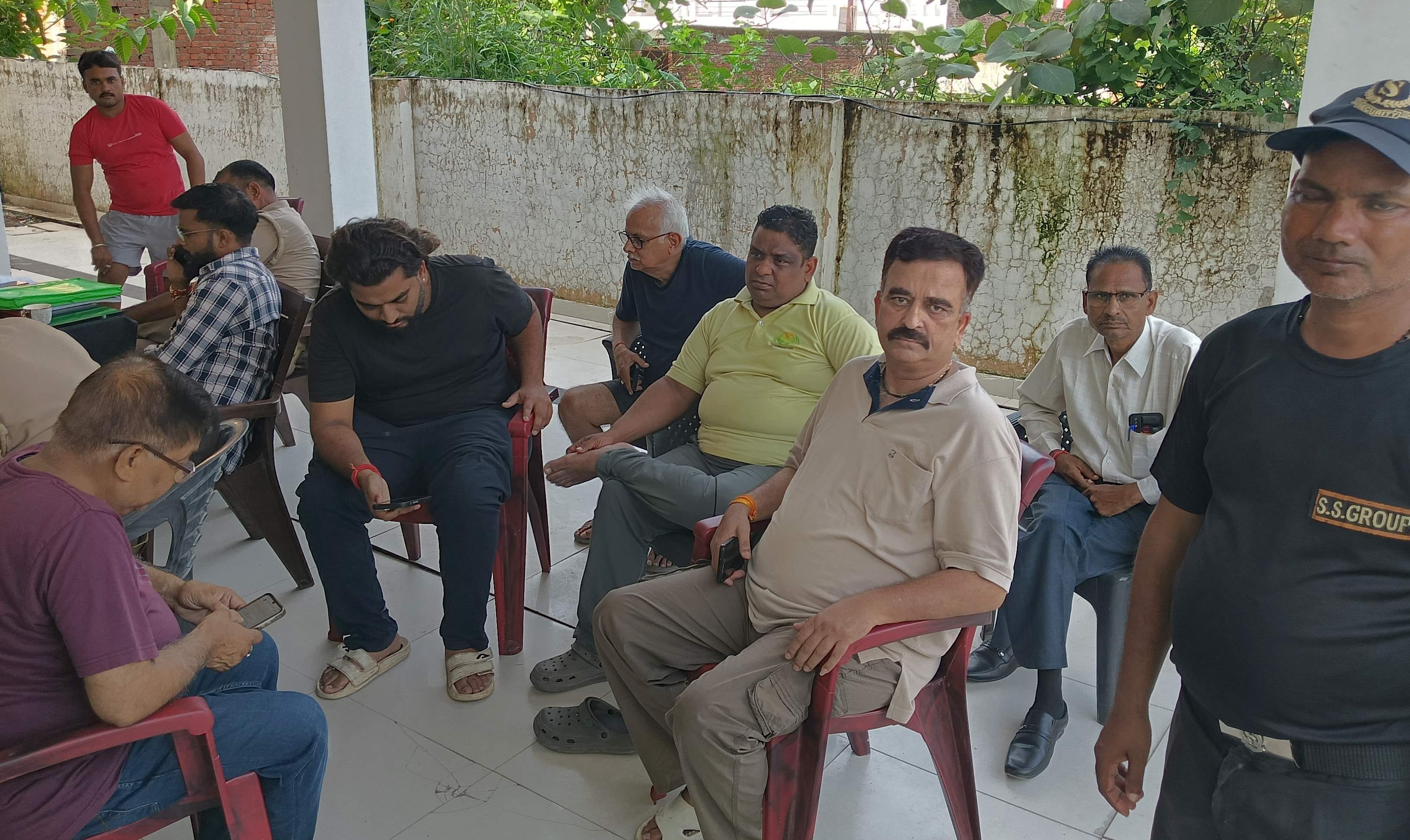 पुलिस चौकी अजीजगंज में तहरीर देने पहुंचे साउथ सिटी के लोग व गार्ड। संवाद