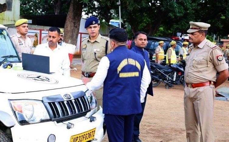पुलिस लाइन में एफएसएल टीम से बातचीत करते एसपी सौरभ दीक्षित। स्रोत: पुलिस