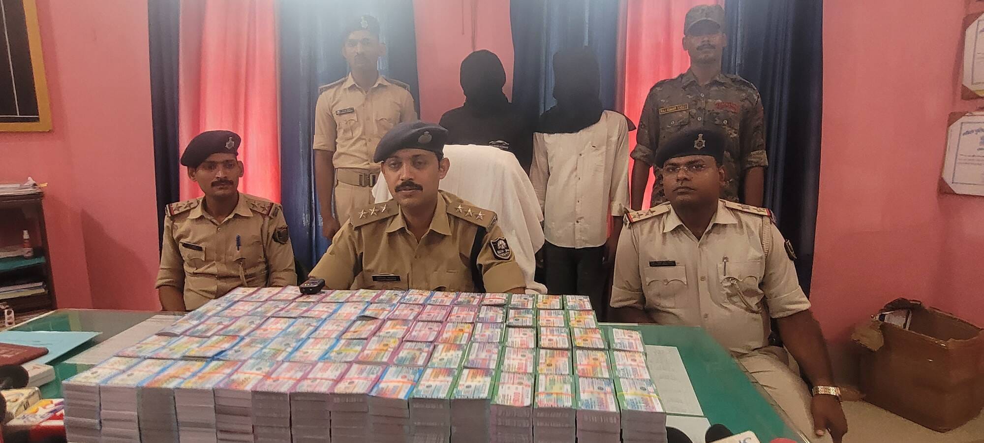 प्रेसवार्ता को संबोधित करते सदर के पुलिस अधिकारी।