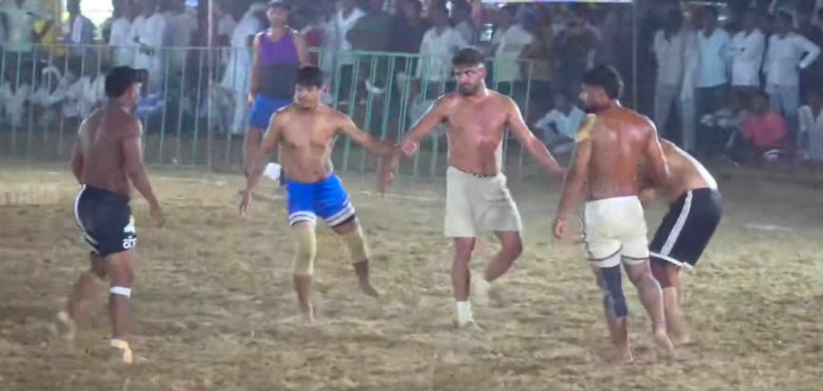 प्रतियोगिता में हिस्सा लेते हुए खिलाड़ी। संवाद