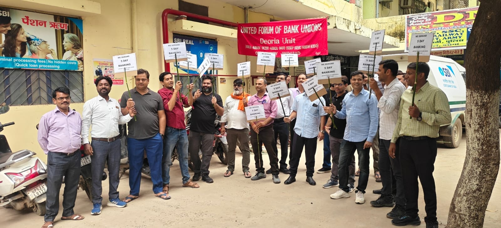 प्रदर्शन करते बैंक के कर्मचारी।