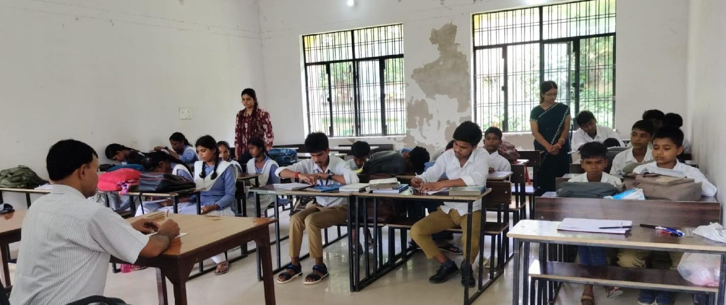 राजकीय इंटर कॉलेज मऊ अतवारा में आयोजित प्रतियोगिता में प्रतिभाग करते विद्यार्थी। स्रोत: विद्याल