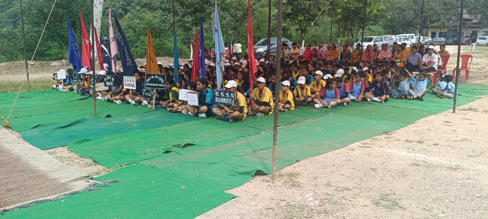 रानीकोटला स्कूल में आयोजित खंड स्तरीय खेलकूद प्रतियोगिता के शुभारंभ समारोह में उपस्थित छात्राएं