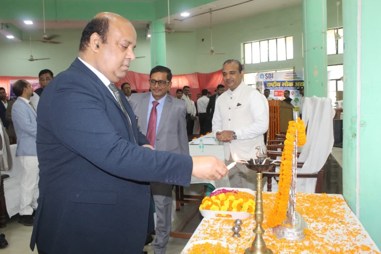 राष्ट्रीय लोक आदालत का दीप प्रज्जवलित कर शुभारंभ करते हुए। स्रोत-सूचना विभाग