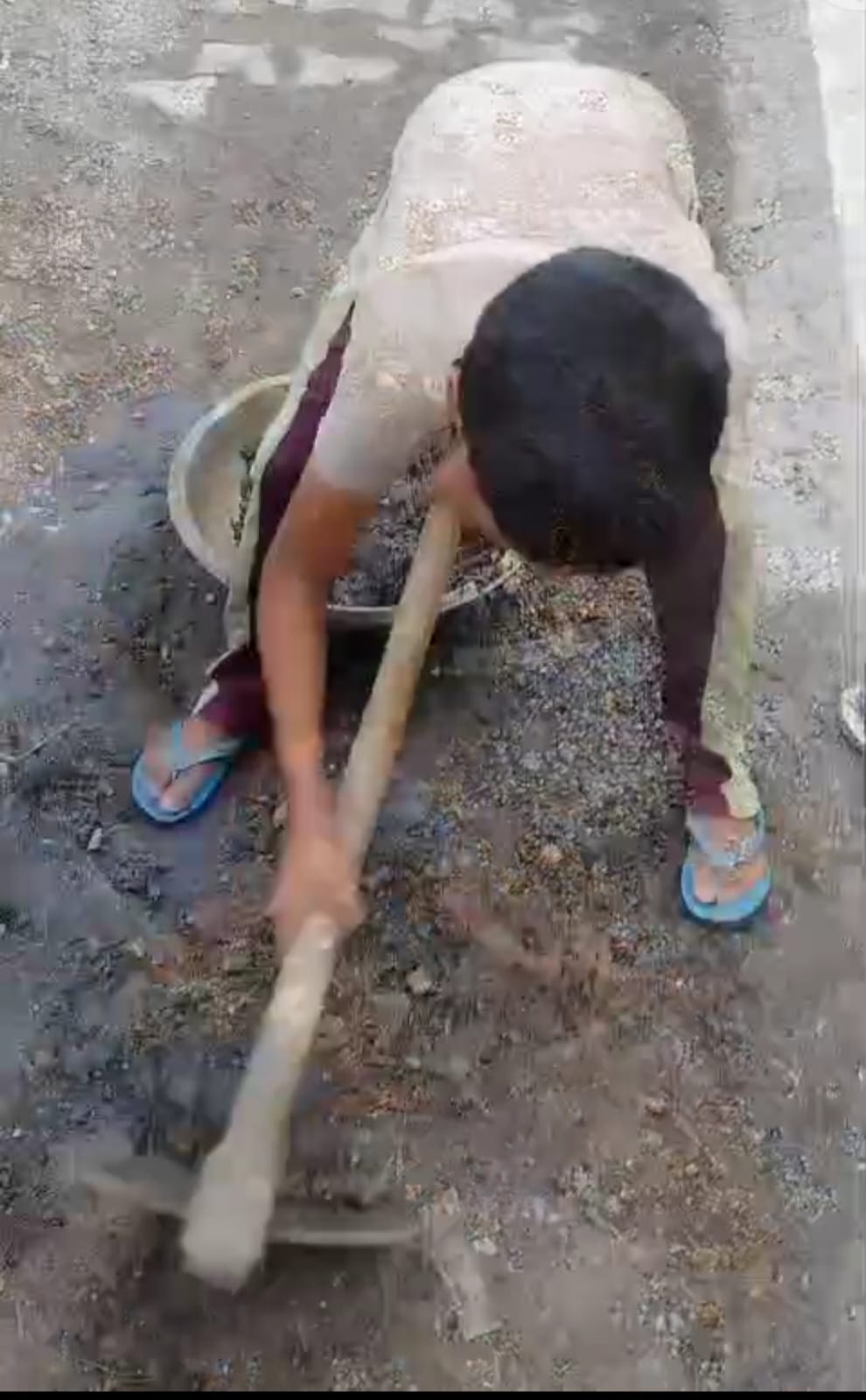 सोमेश्वर-कौसानी मोटर मार्ग पर चनौदा में गड्ढ़े भरते बच्चे।