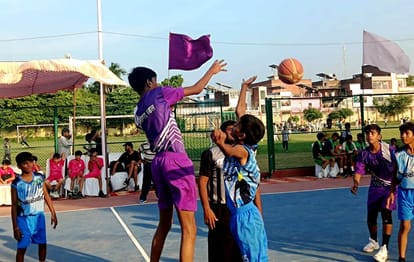 स्टेडियम में बास्केटबाल प्रतियोगिता  में शॉट मारते खिलाड़ी। स्रोत-खेल विभाग