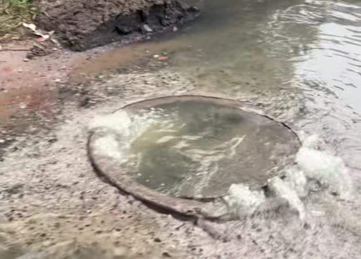 Sewer overflow in Santosh Colony; dirty water accumulated on the road.