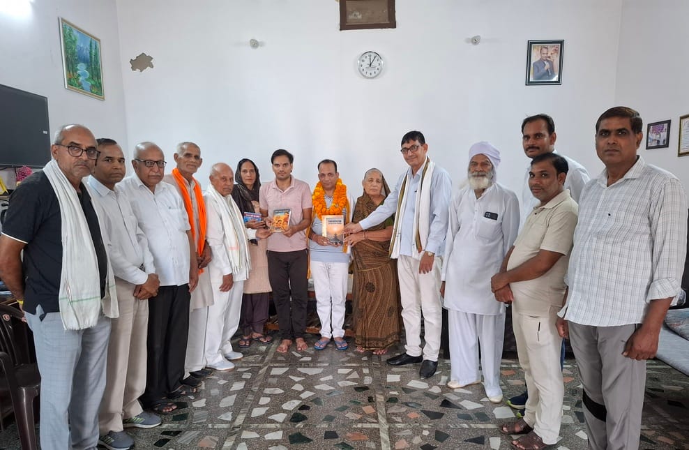 Lok Seva Manch honors State Teacher Awardee Mukesh Kumar.