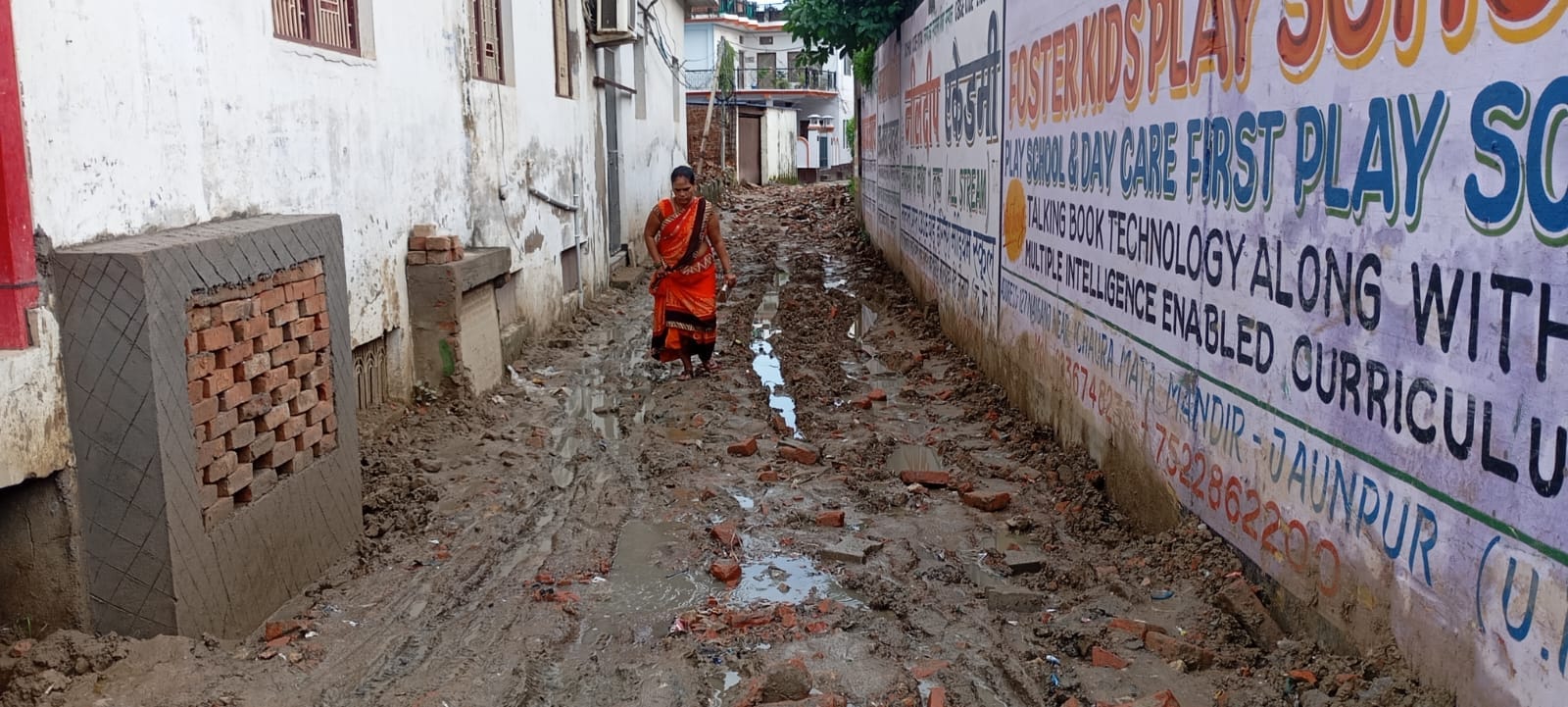 सड़क सही न कर पहले तैयार किया गया शिलापट्ट लगाने का स्थान। संवाद