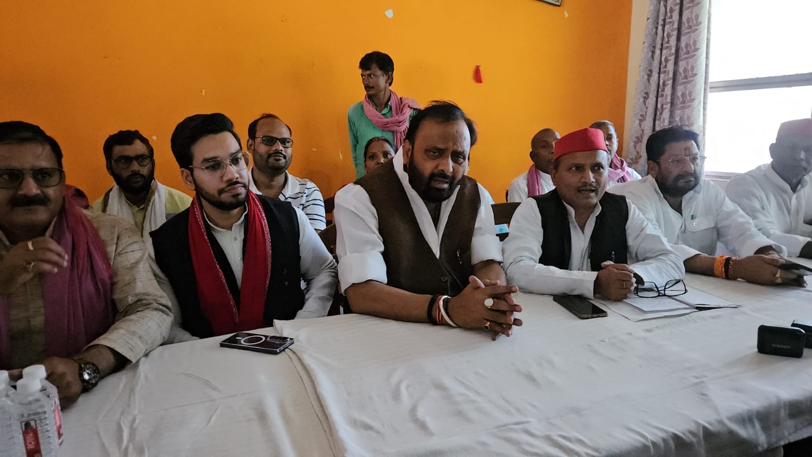 शहर के बंशीबाजार स्थित सपा कार्यालय में पत्रकारवार्ता में बोलते जमानिया विधायक ओमप्रकाश सिंह। स