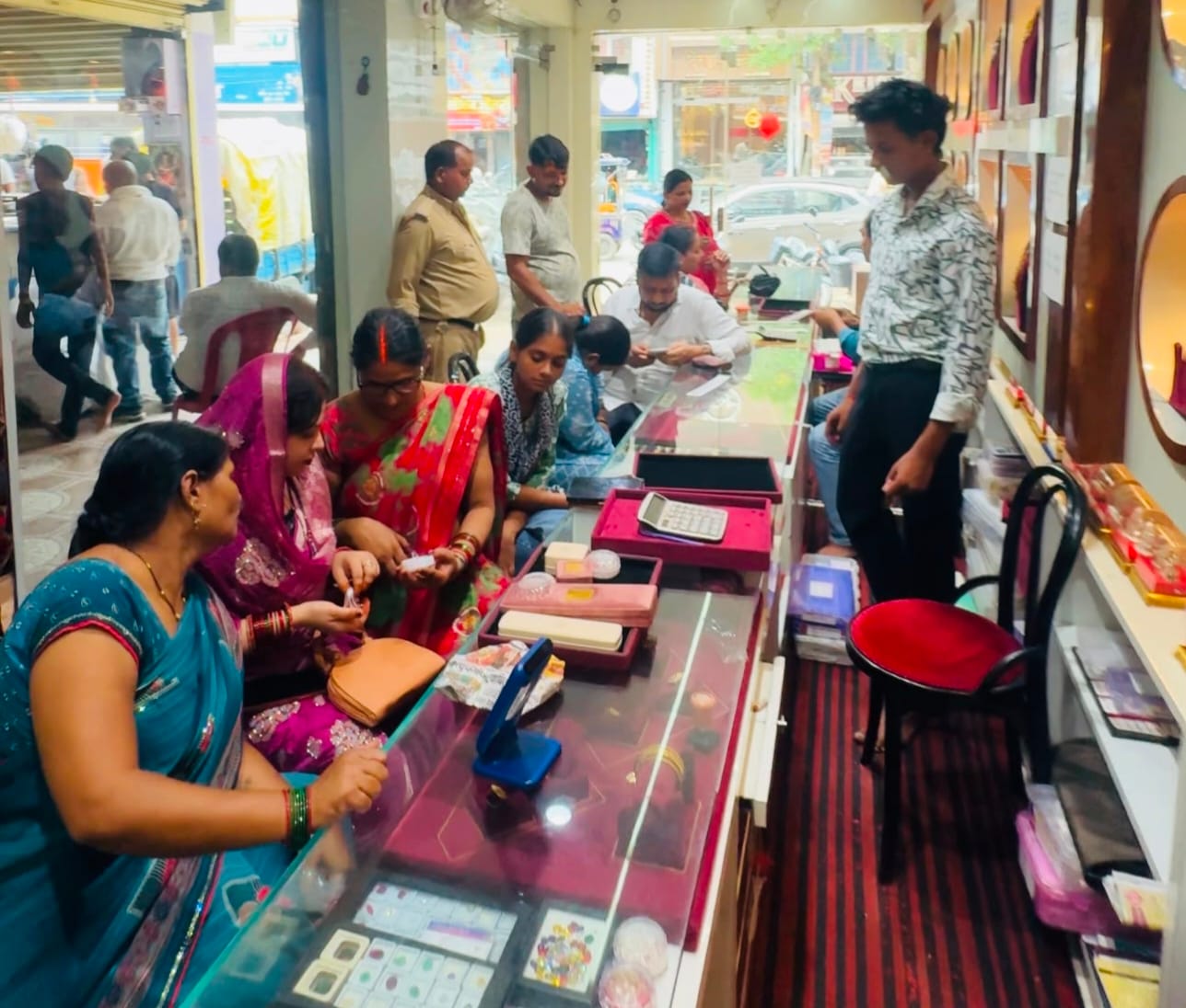 शहर में स्थित आभूषण की दुकान पर खरीददारी करती महिलाएं