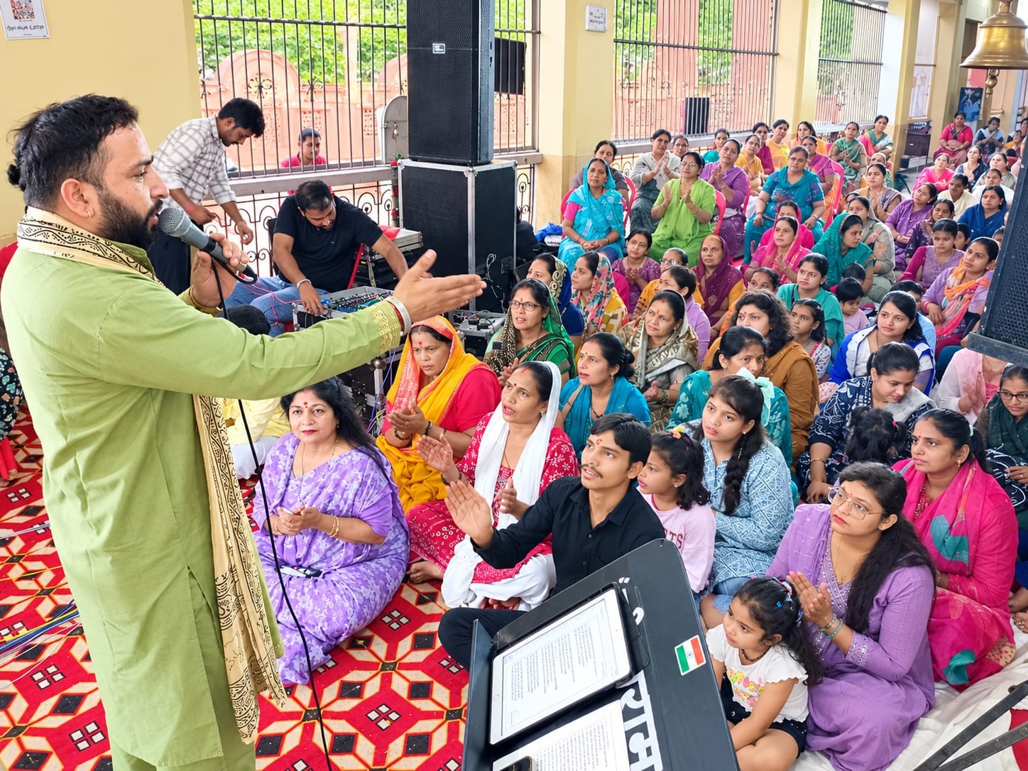 शामली में हनुमानधाम पर मां नारायणी के चुनरी महोत्सव में भजन प्रस्तुत करते गायक। संवाद