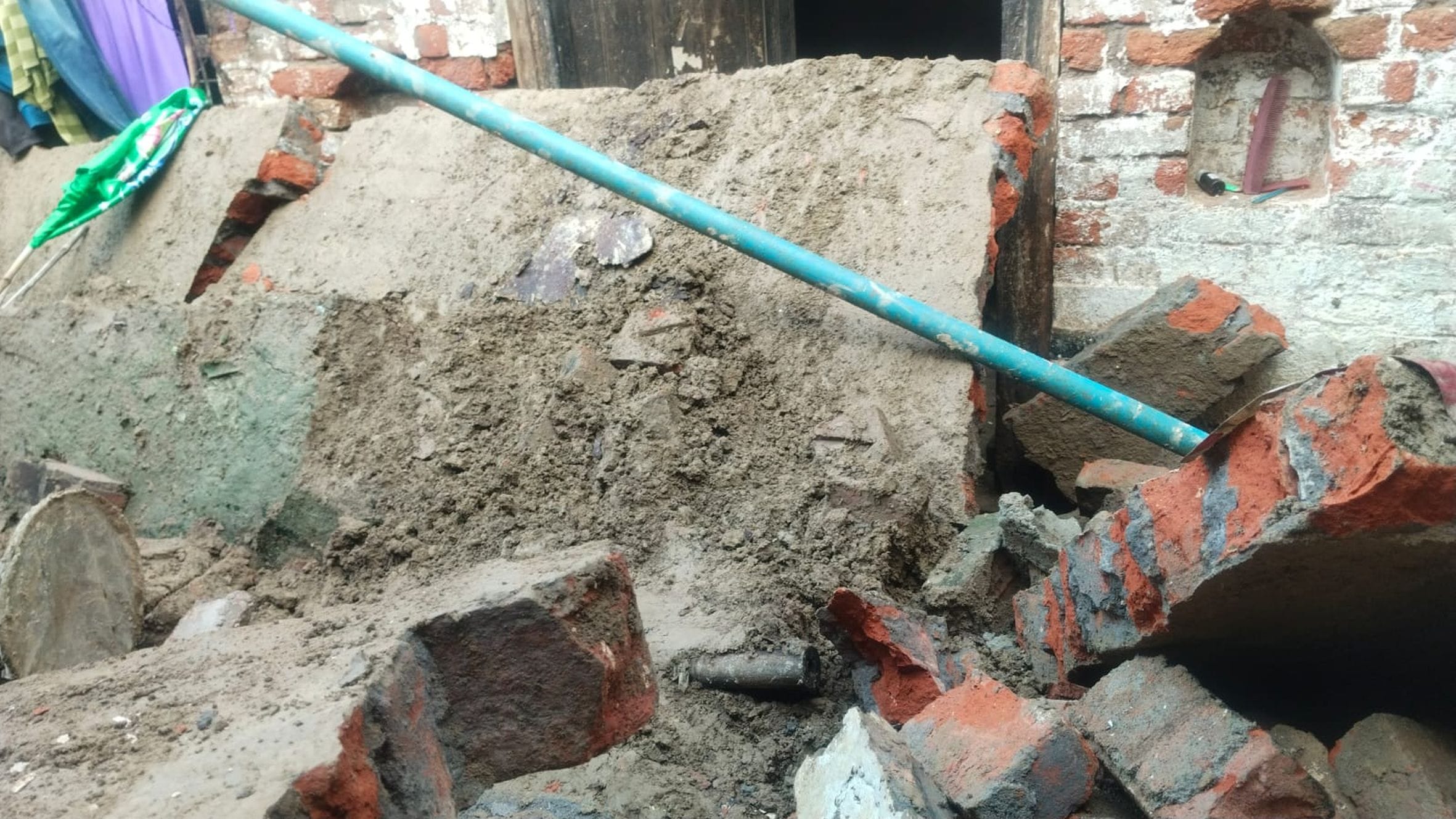 शिवगढ़ क्षेत्र के बैंती गांव में गिरा घर। -संवाद