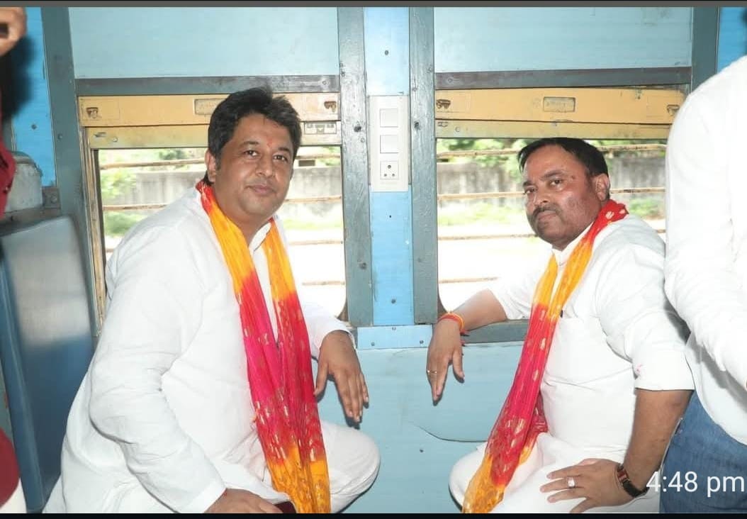 ट्रेन में सफर करते सांसद चंदन चौहान व कैबिनेट मंत्री अनिल कुमार । संवाद