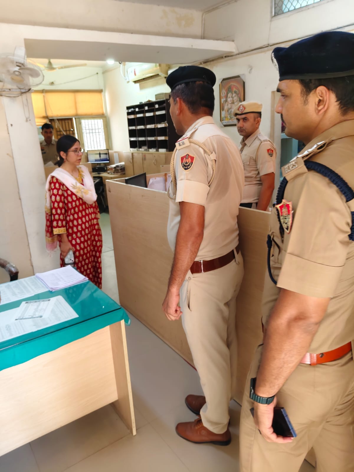 थाने का निरीक्षण करते हुए एसपी निकिता खट्टर, बैठक लेते हुए एसपी फतेहाबाद