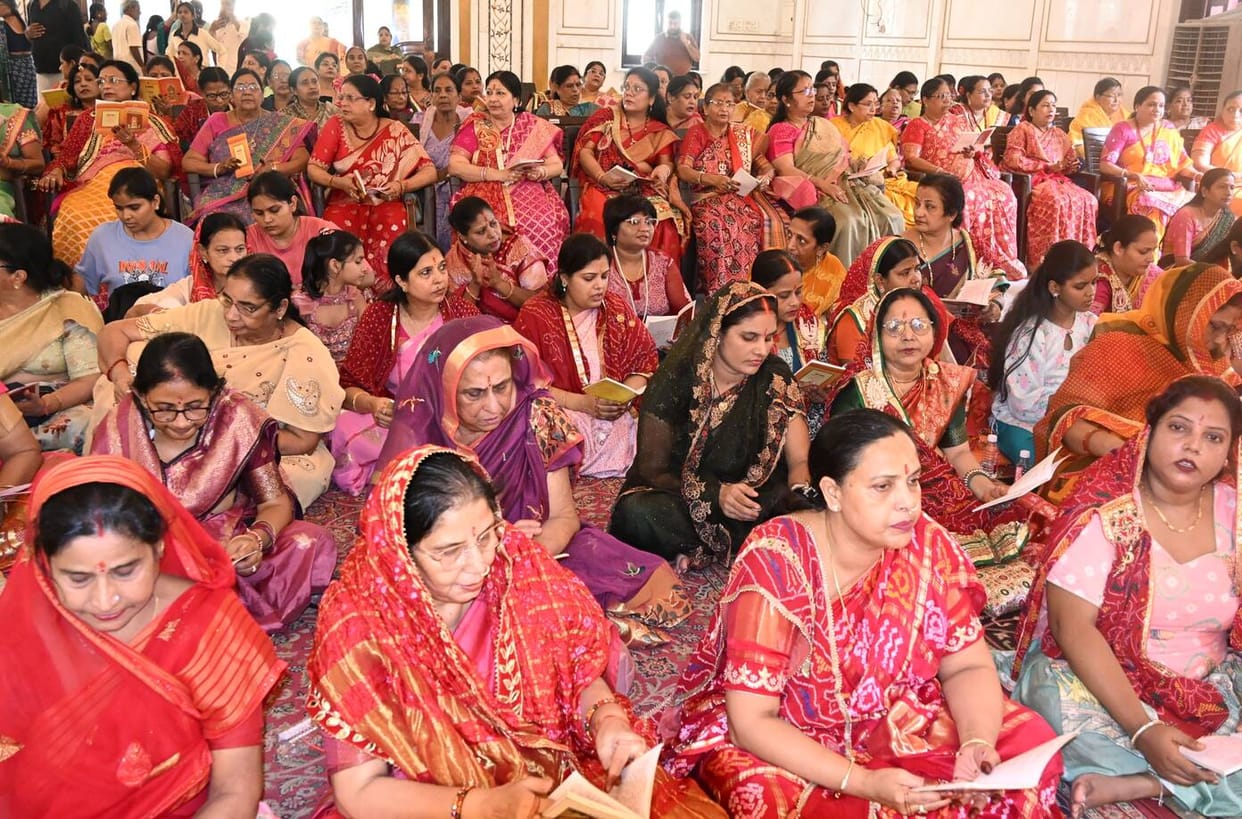 501 women in Rajasthani attire performed the Mangal Path of Dadi