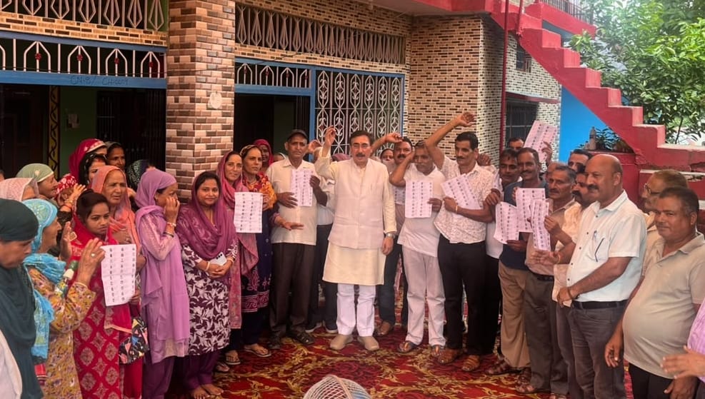 थुरल में बैठक के दौरान सरकार के खिलाफ नारेबाजी करते हुए विपिन सिंह परमार और कार्यकर्ता। स्त्रोत