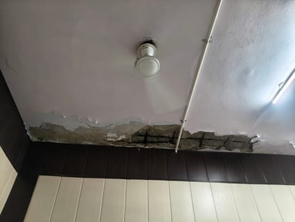 दंत चिकित्सक के कमरे की छत के हालात