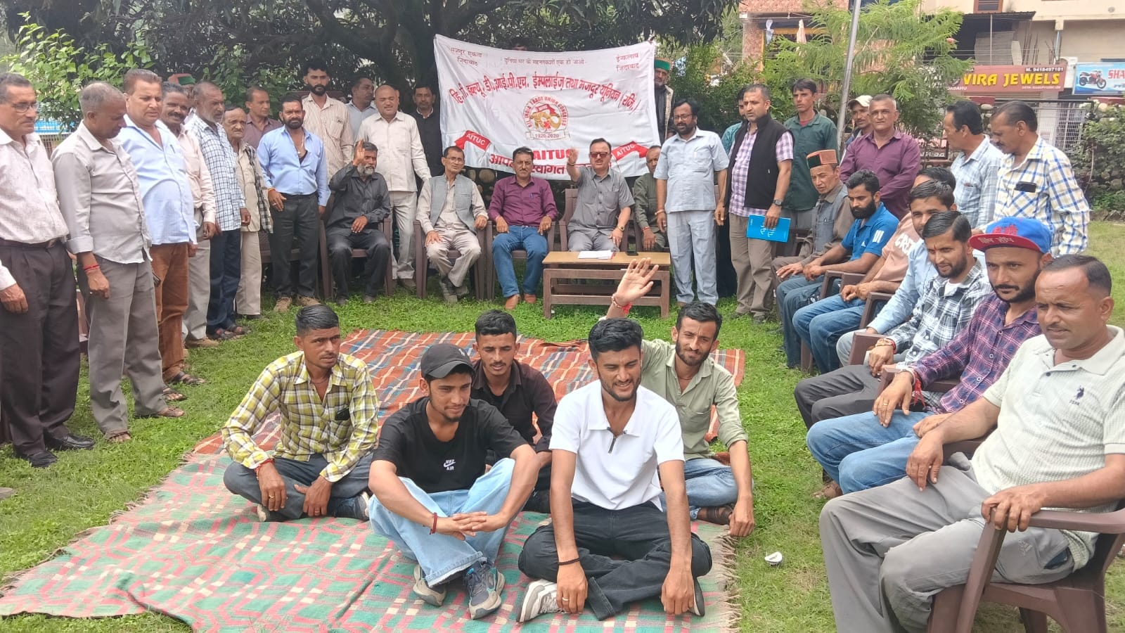 ददाहू में  आयोजित बैठक में  मांगों को लेकर नारेबाजी करते कर्मचारी। संवाद