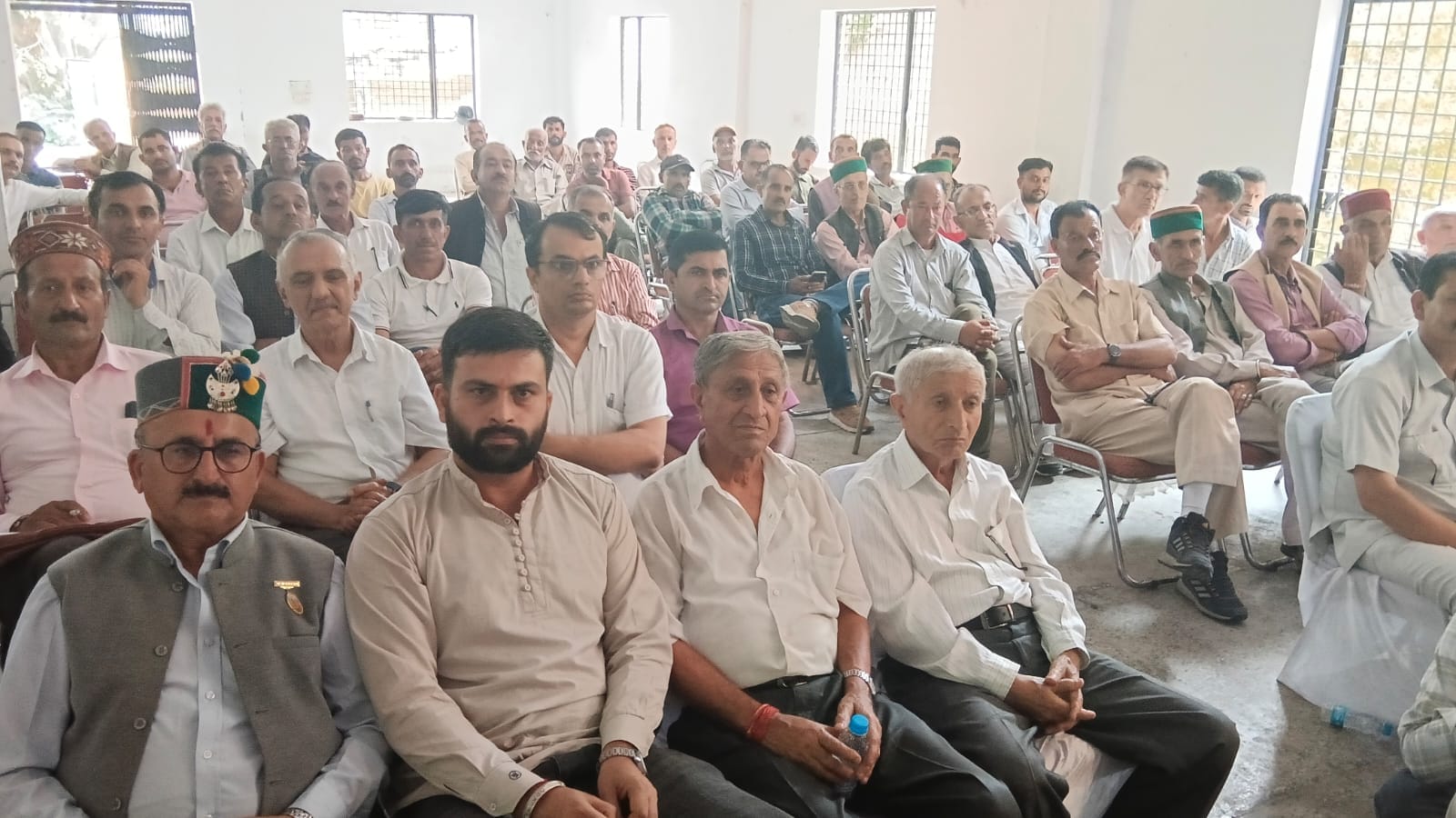 ददाहू में केंद्रीय हाटी समिति की बैठक में मौजूद सदस्य। संवाद